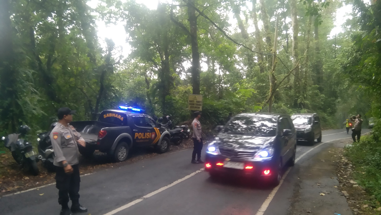Polisi mengatur arus lalu lintas di Jalur Alternatif Bondowoso-Banyuwangi. Antisipasi laka lantas, truk dan pikap dilarang melintas di Kawasan Ijen.