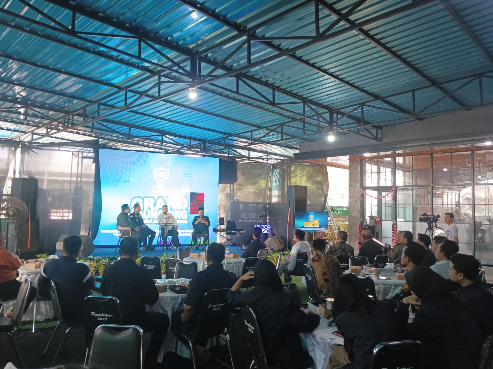GAYENG: Ir Wahyudi memoderatori diskusi panel dalam rangka launching kantor hukum di Jalan Kepiting, Banyuwangi, Senin (28/7).