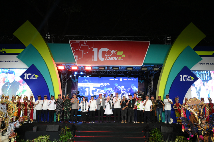 Bupati Ipuk Festiandani, Sekjend PB ISSI, perwakilan UCI, Forkopimda, dan Chairman TdBI Guntur Priambodo hadir dalam pembukaan TdBI di depan kantor Pemkab Banyuwangi tadi malam.