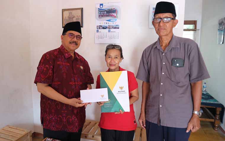 INKLUSIF: H Herman Suyitno menyerahkan bantuan akomodasi pengobatan kepada Happy, ibunda Jenny di Kelurahan Kertosari, Banyuwangi.