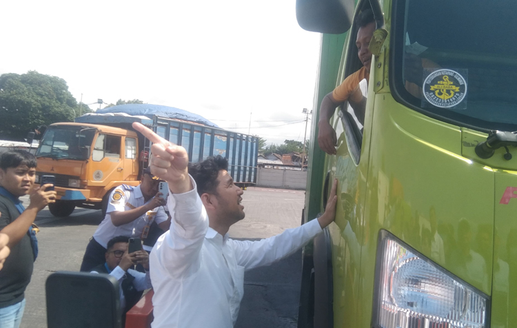 Wakil Gubernur Jawa Timur Emil Elestianto Dardak berbincang dengan salah satu sopir truk di Pelabuhan Ketapang, Senin (28/7).