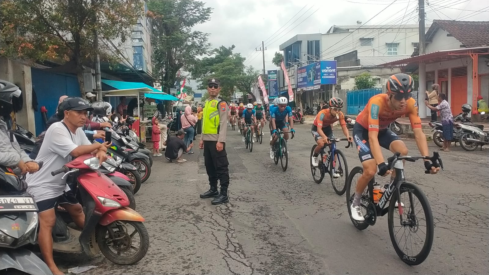 Ratusan personel gabungan diterjunkan Polresta Banyuwangi untuk pengamanan Tour de Banyuwangi Ijen 2025.