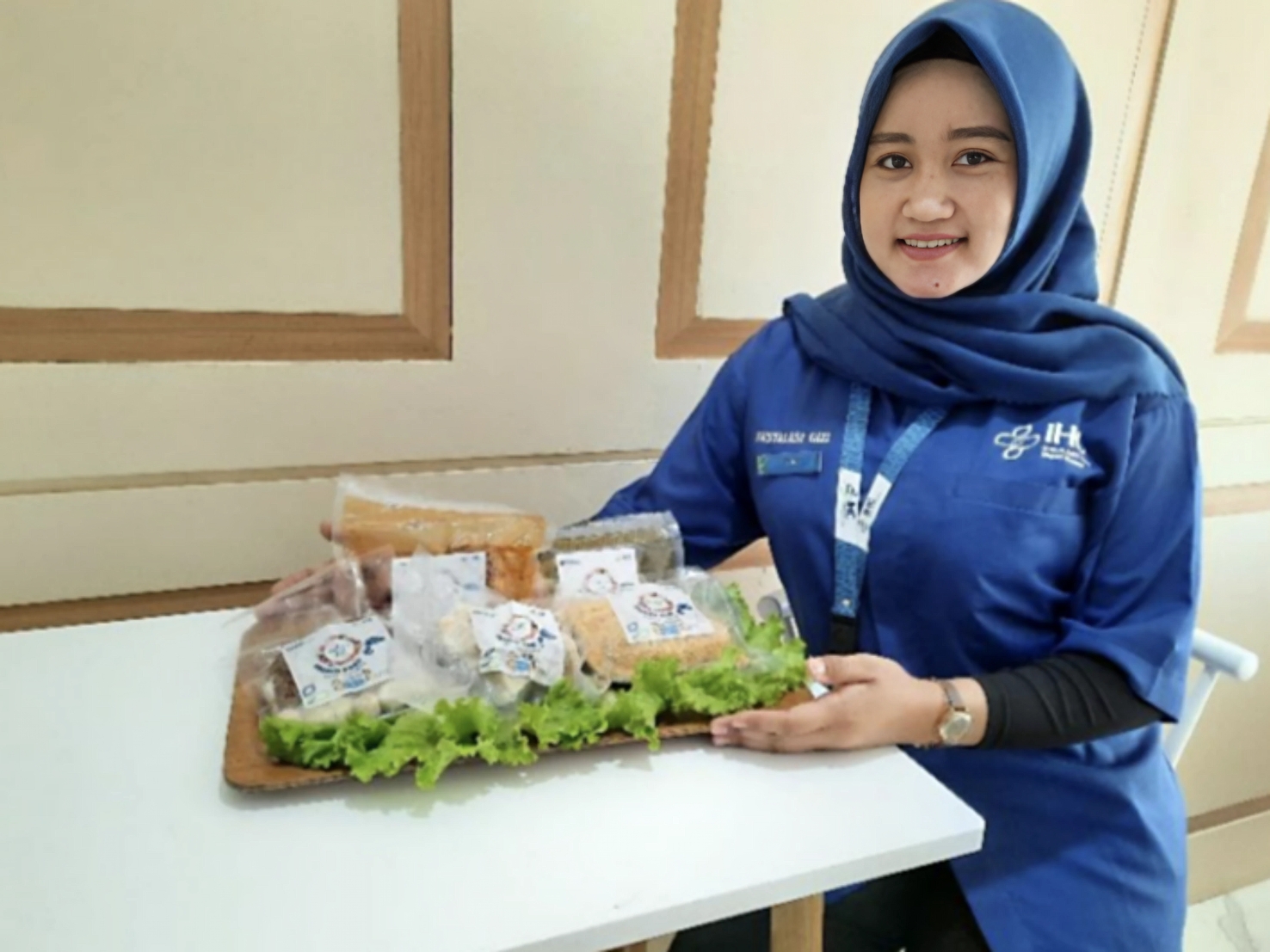 Salah satu petugas Unit Gizi RSU Bhakti Husada Krikilan menunjukkan menu sehat yang disiapkan.