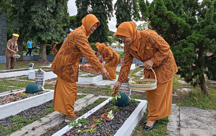 Para anggota Piveri melakukan ziarah dan tabur bunga di TMP Wisma Raga Satria Banyuwangi, Senin (28/7).