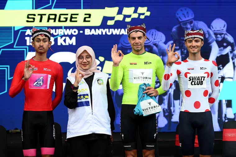 BERSAMA BUPATI IPUK: (Ki-ka) Syelhan Nurahmat Muhammad (Best Indonesian Riders), Jeroen Meijers (Ijen Sulfur Jersey), dan  Pettiti Nicolo (polkadot jersey) sebagai Leader Jersey pada etape 2 (29/7).