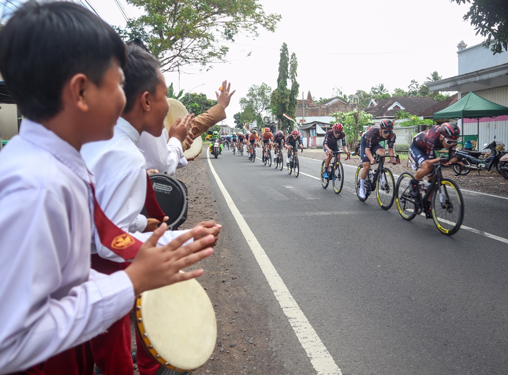 Lantunan Yalal Wathon sambut para pebalap Tour de Banyuwangi Ijen 2025.