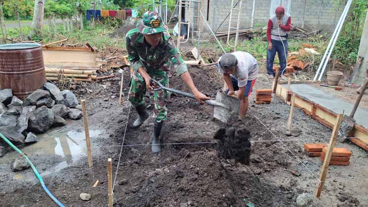 Anggota TNI dan warga Kesilir bergotong-royong mengecor fasilitas MCK yang lebih sehat untuk warga setempat, Selasa (29/7).