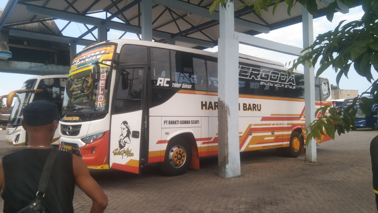 MENUNGGU PENUMPANG: Dua unit bus ngetem di Terminal Brawijaya Banyuwangi, Minggu (27/7).