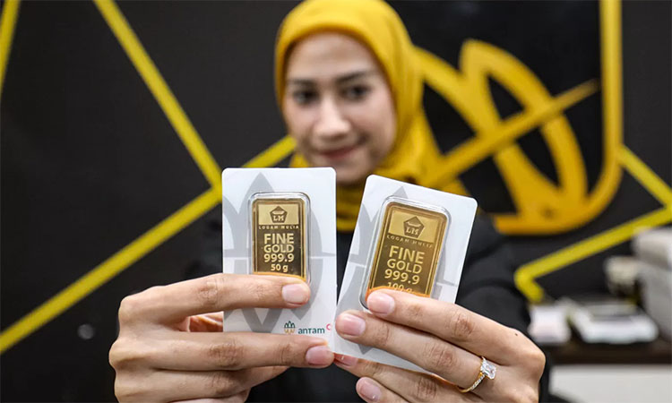 Petugas menunjukkan emas Antam di Butik Emas Logam Mulia PT. Aneka Tambang (Antam) di kantor pusat Jalan TB. Simatupang, Jakarta.