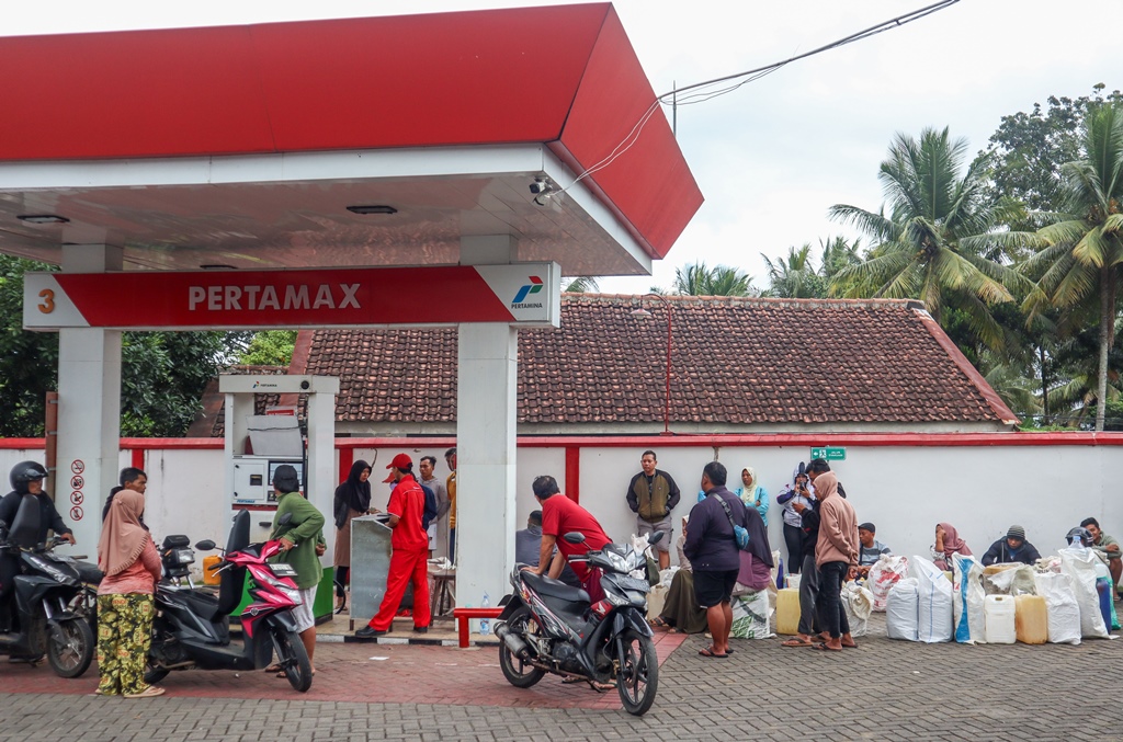 Deretan jeriken yang dibungkus karung milik warga asal Jember antre di SPBU Curahketangi, Desa Setail, Kecamatan Genteng, Selasa (29/7/2025).