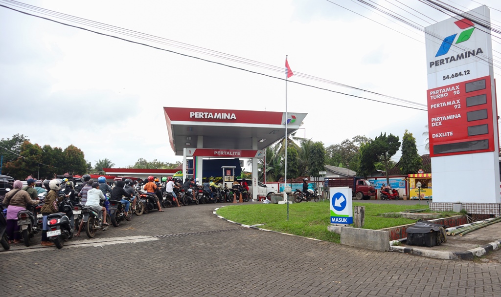 Antrean kendaraan roda dua mengular untuk membeli BBM jenis pertalite di SPBU Curahketangi, Desa Setail, Kecamatan Genteng, Selasa (29/7/2025).
