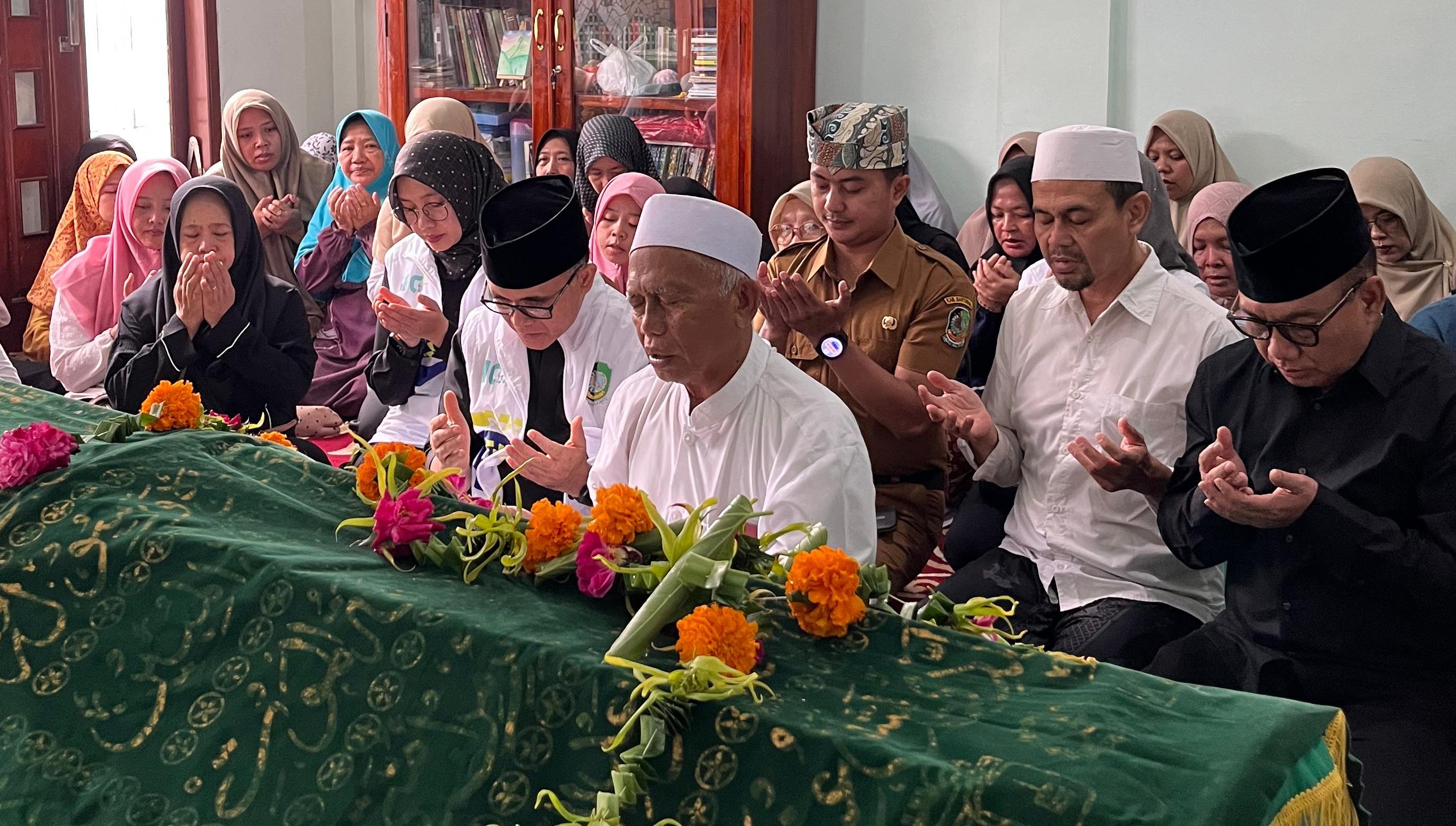 Bupati Banyuwangi Ipuk Fiestiandani bersama sang suami Abdullah Azwar Anas, Wabup Mujiono berdoa didepan jenazah Nyai Hj Masadah Basyirudin.
