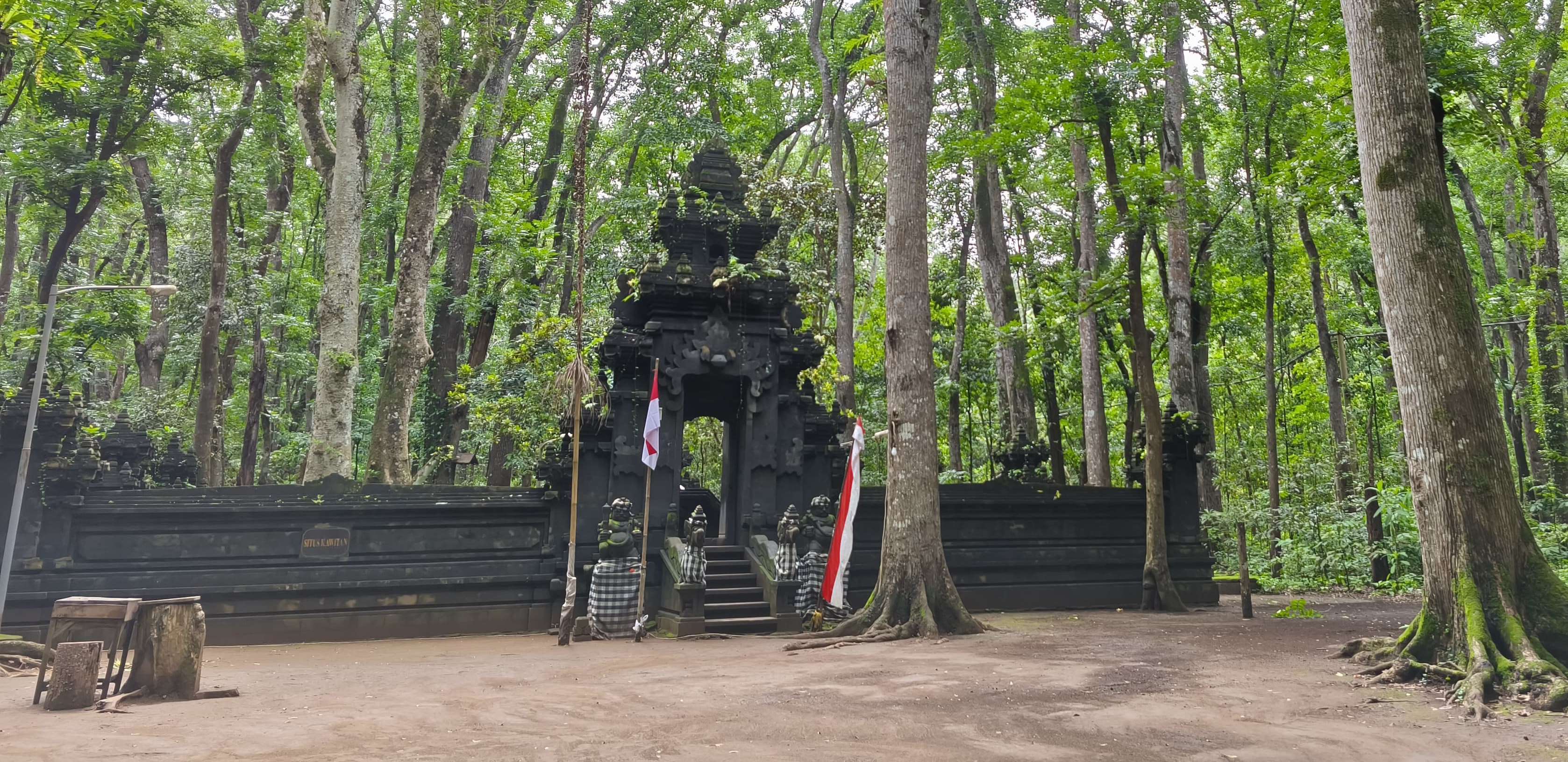 Pura Kawitan ini salah satu tempat yang dikeramatkan di Alas Purwo Banyuwangi.