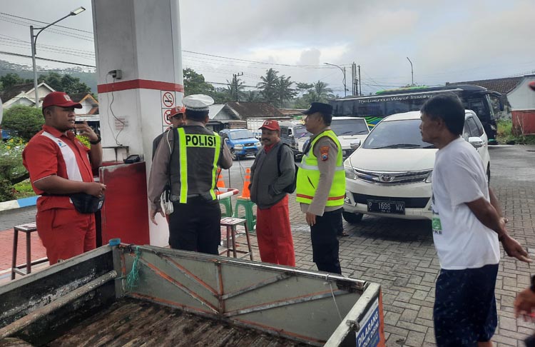 Aparat Polresta Banyuwangi melakukan pengawasan sekaligus sosialisasi bijak beli BBM kepada calon pembeli di sejumlah SPBU di Bumi Blambangan.
