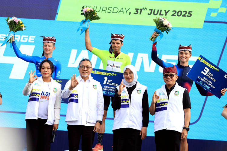 Menko Bidang Pangan Zulkifli Hasan didampingi Bupati Ipuk Fiestiandani dan mantan Menpan-RB Abdullah Azwar Anas bersama para pemenang individual general classification di Paltuding Ijen, Kamis (31/7).
