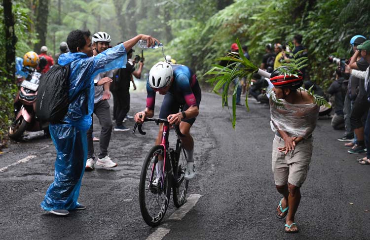 AYO GENJOT TERUS! Penonton fanatik TdBI menyemangati pembalap saat melewati tanjakan neraka Erek-Erek, Kamis (31/7).