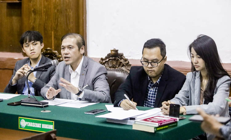 E.L. Sajogo, pengacara Jawa Pos bertanya ke Hadi Subhan, ahli kepailitan yang dihadirkan dalam sidang di Pengadilan Niaga Surabaya, Kamis (31/7).