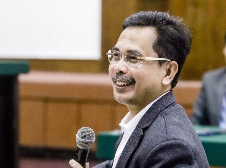 Hadi Subhan, ahli kepailitan dari Unair Surabaya menjelaskan tentang definisi utang dan dividen dalam dalam sidang di Pengadilan Niaga Surabaya, Kamis (31/7).