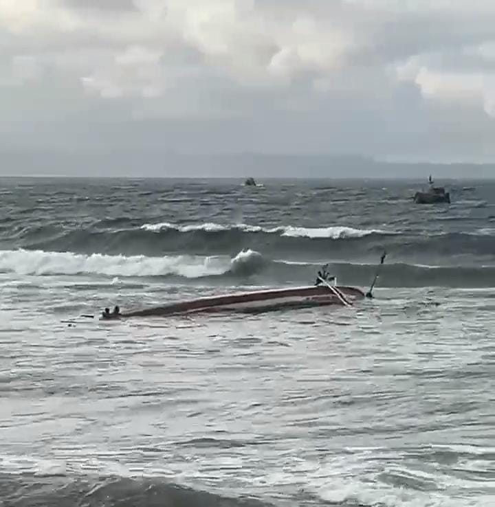 Perahu milik Sugimin asal Dusun Kampung Baru, Desa Grajagan, Kecamatan Purwoharjo terbalik setelah dihantam ombak besar di perairan Plawangan Desa Grajagan.