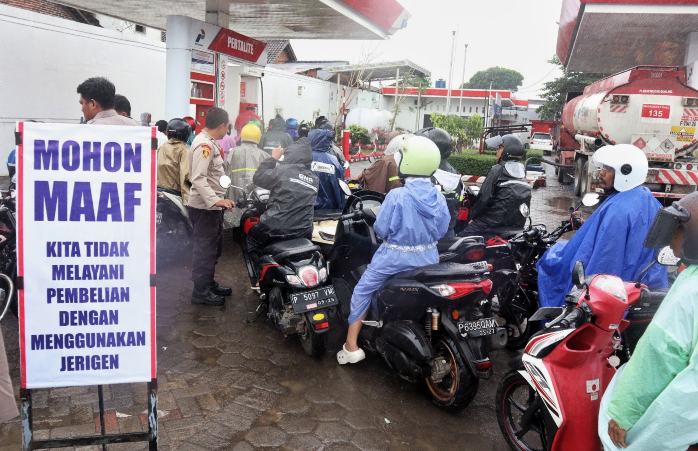 Papan larangan membeli BBM pakai jeriken dipasang di SPBU Desa Tegalharjo, Kecamatan Glenmore.