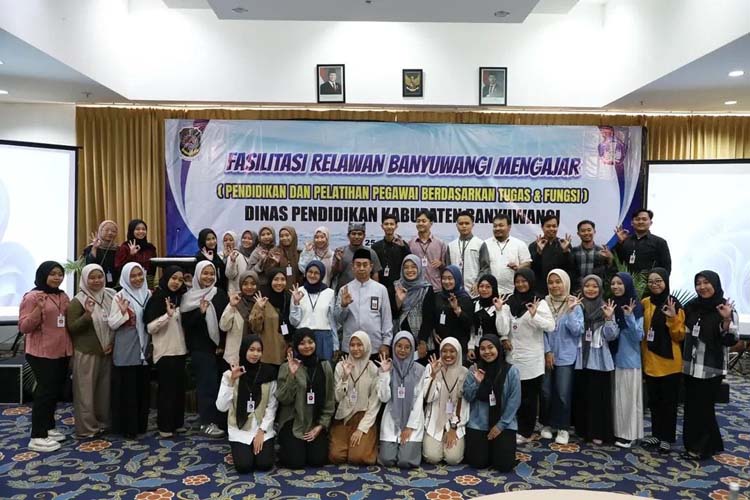 Kepala Dispendik Suratno bersama para Relawan Banyuwangi Mengajar di sela kegiatan pembekalan yang digelar di Hall Hotel Santika Banyuwangi pada Sabtu (26/07).