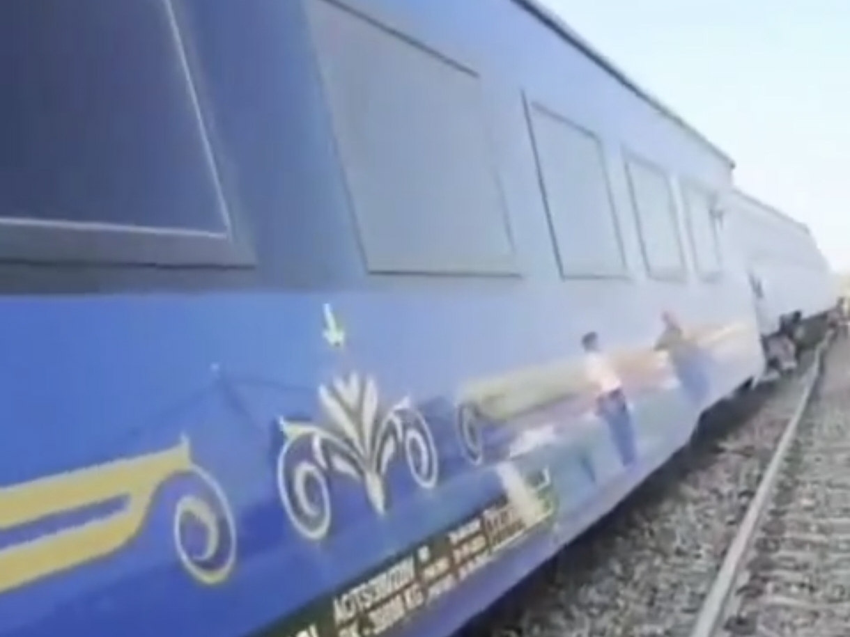 Kondisi 2 kereta Compartment Suites pada KA Argo Bromo Anggrek yang anjlok di emplasemen Stasiun Pegaden Baru, Kabupaten Subang, Jawa Barat, Jumat (1/8).