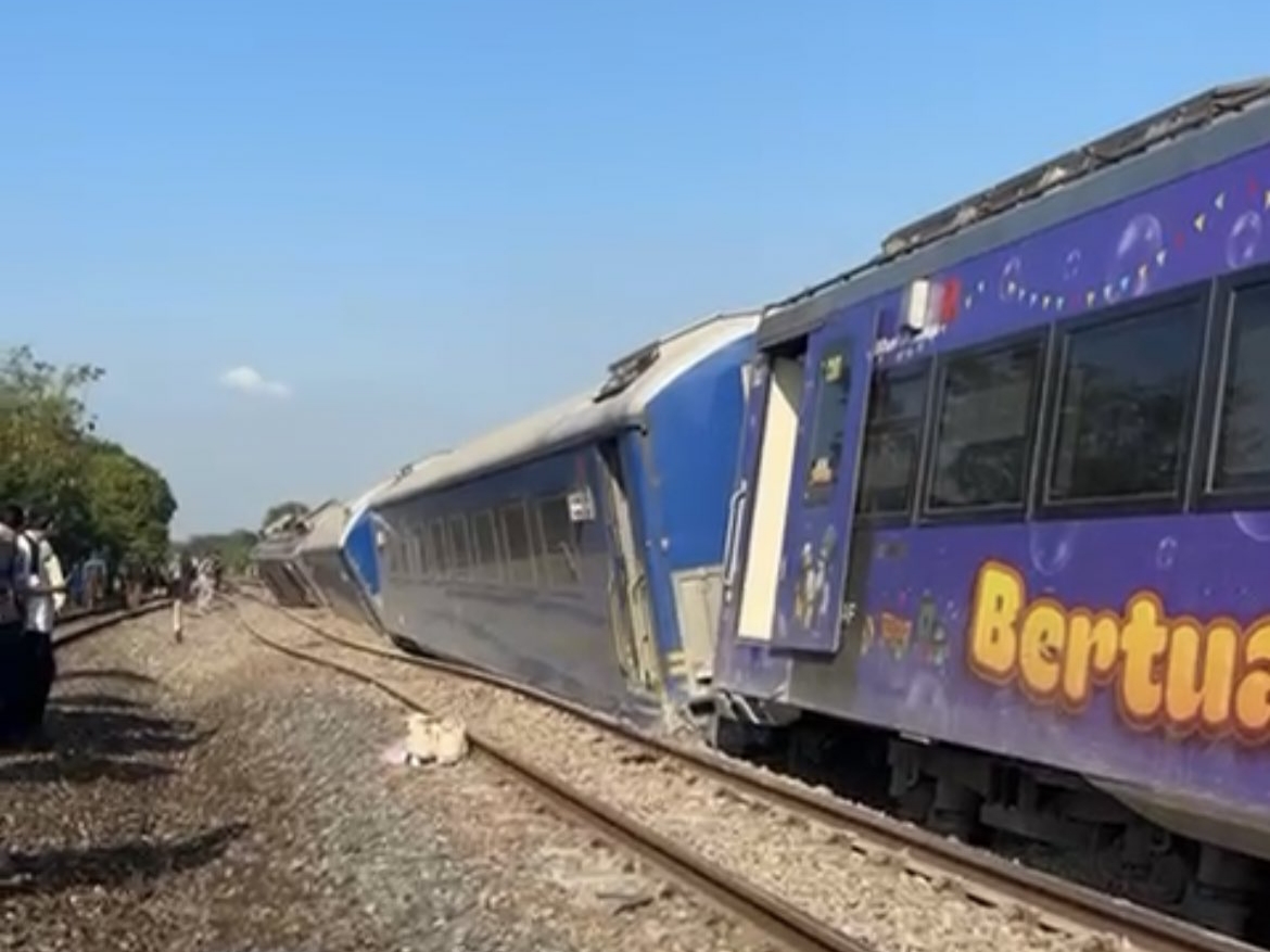 Kereta mewah kelas compartment suites KA Argo Bromo Anggrek ikut anjlok di emplasemen Stasiun Pegaden Baru, Subang, Jawa Barat, Jumat sore (1/8).