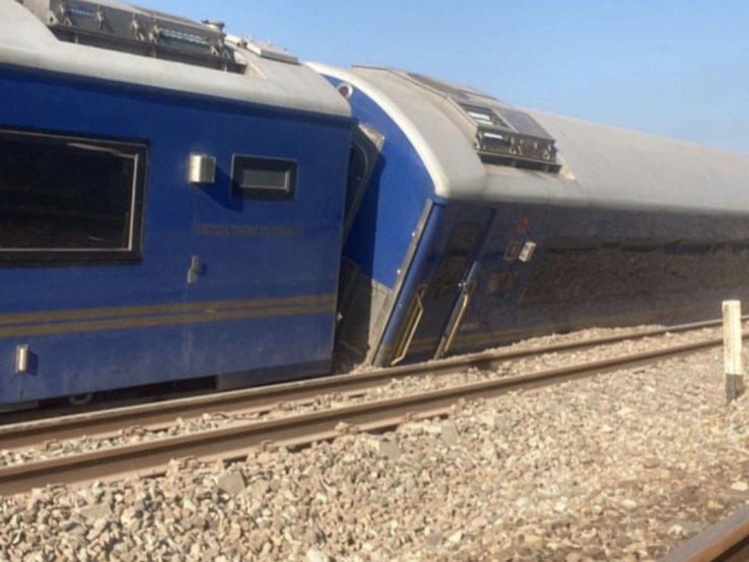 Dua kereta Compartment Suites KA Argo Bromo Anggrek yang anjlok di emplasemen Stasiun Pegaden Baru, Kabupaten Subang, Jawa Barat, Jumat sore (1/8).