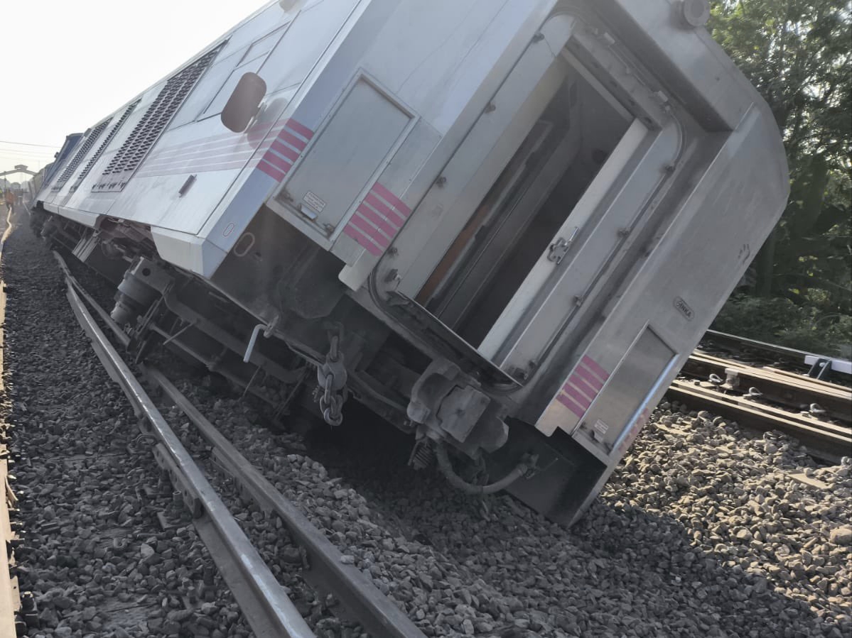 Kereta pembangkit KA Argo Bromo Anggrek yang anjlok di Stasiun Pegaden Baru, Kabupaten Subang, Jawa Barat, Jumat (1/8).