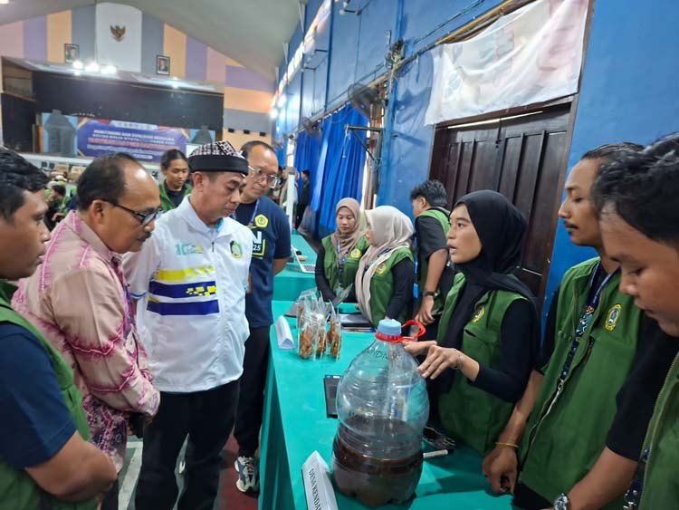 Kadispendik Banyuwangi Suratno, SPd, MM didampingi Rektor Uniba Dr Sadi, MM melihat hasil karya mahasiswa yang dipamerkan di hadapan para dosen pembimbing di auditorium Uniba, Selasa (29/7) lalu.