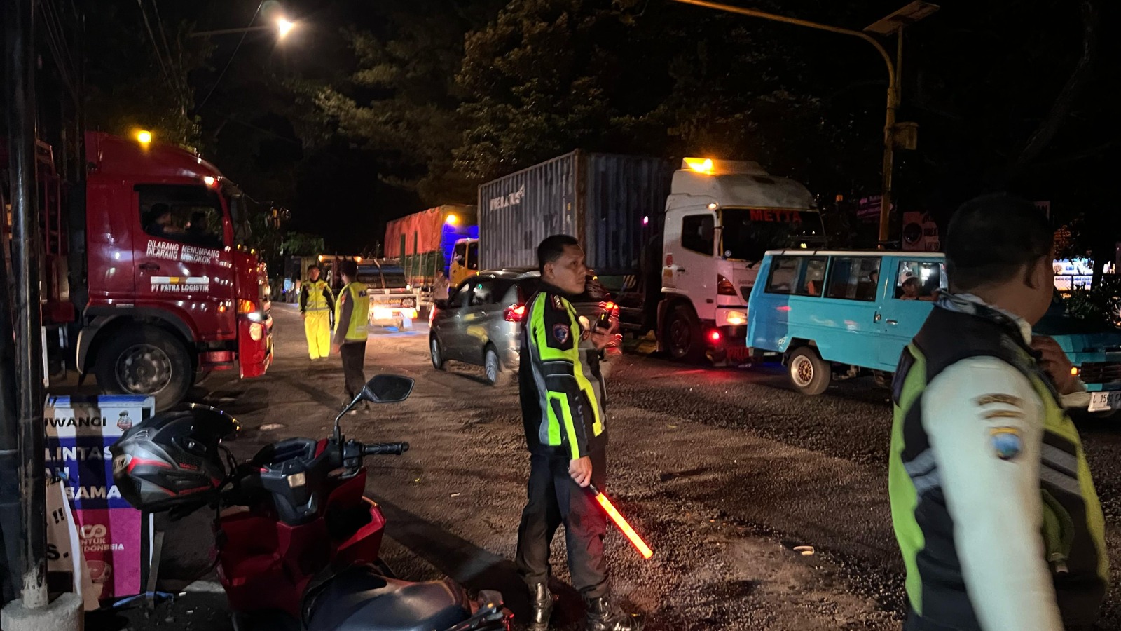 Kapolresta Banyuwangi Kombespol Rama Samtama Putra mengatur kemacetan di jalan arteri muju Pelabuhan Ketapang.