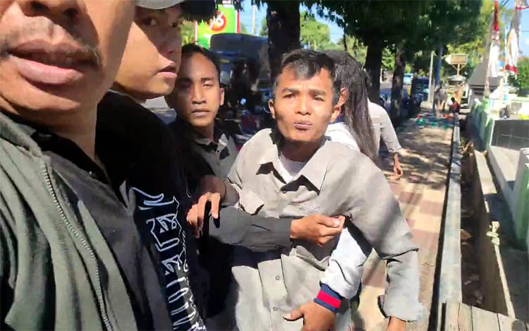 Wartawan Radar Situbondo Humaidi jadi korban kekerasan saat meliput aksi demo LSM yang memprotes penyataan Bupati Rio.