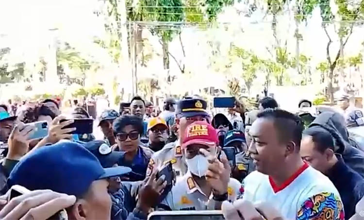 Bupati Situbondo Yusuf Wahyu Rio Prayogo menunjuk-nunjuk wartawan Radar Situbondo saat meliput aksi LSM yang mendemo dirinya.