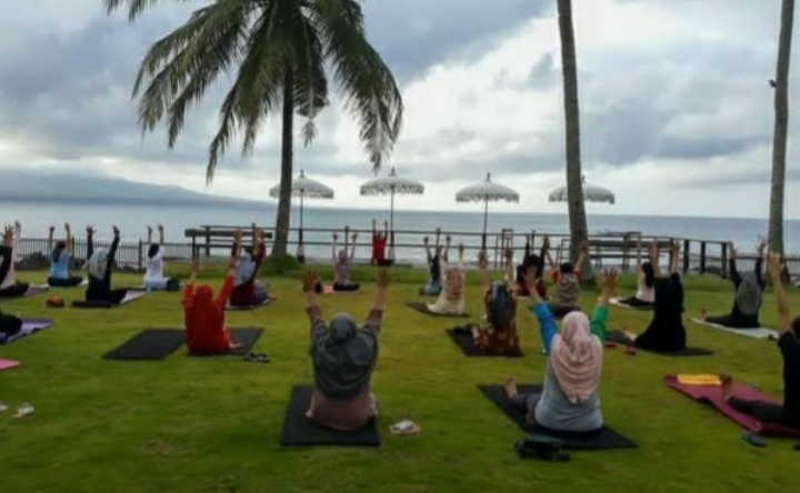 RAMBAH PERHOTELAN: Aktivitas yoga yang digelar di salah satu hotel di Banyuwangi