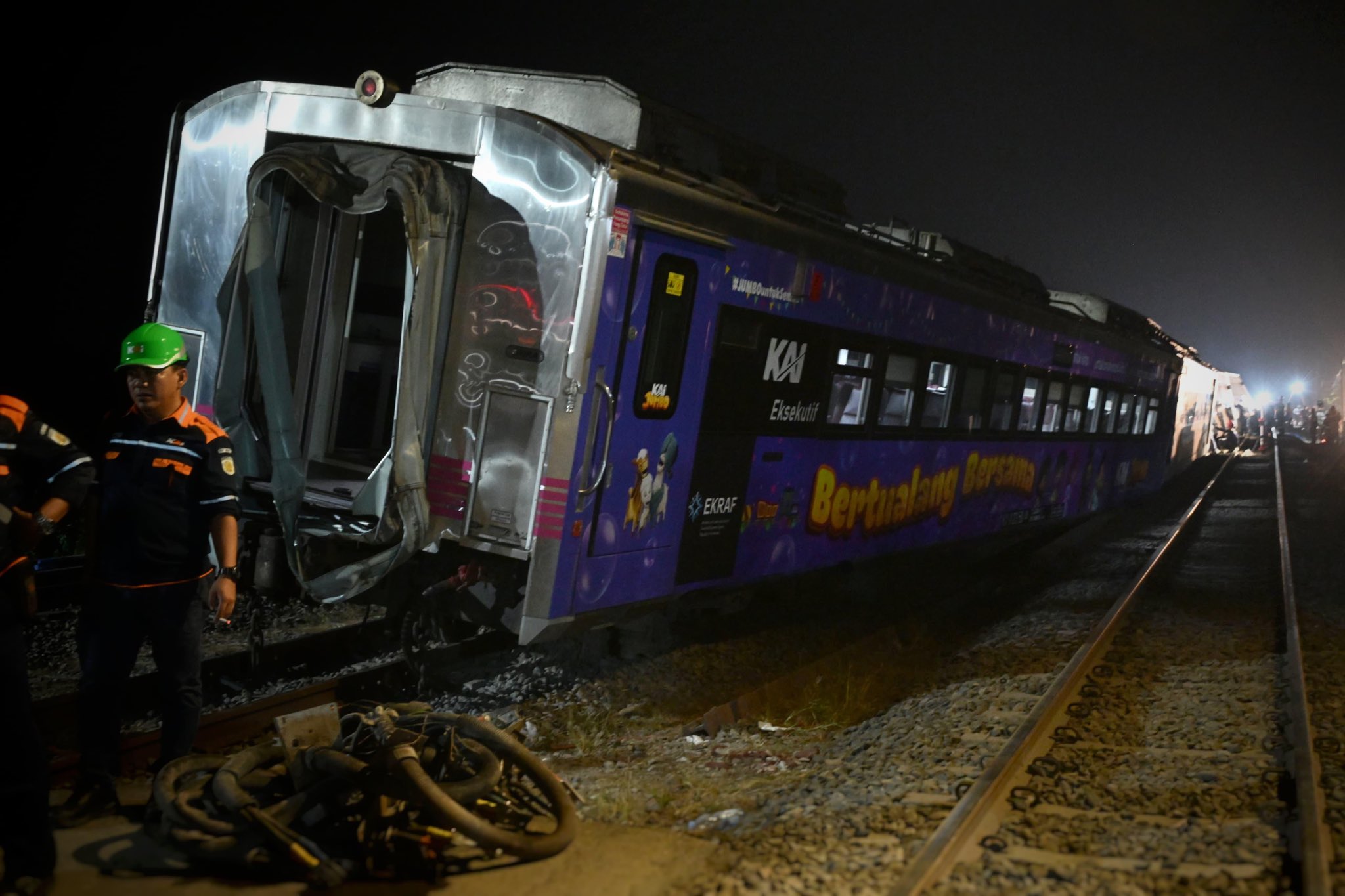 Proses evakuasi KA Argo Bromo Anggrek yang anjlok di emplasemen Stasiun Pegadenbaru, Kabupaten Subang, Jawa Barat, Jumat (1/8).