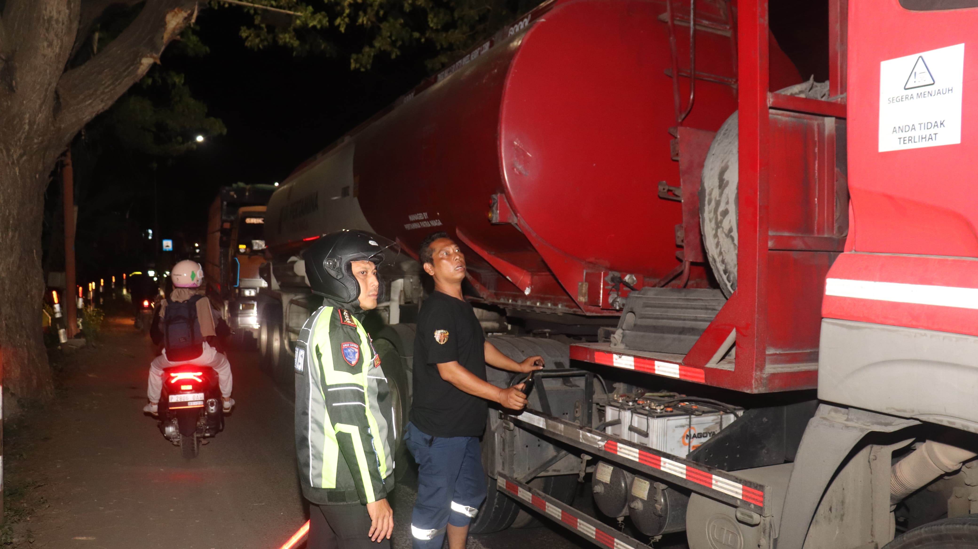 Polresta Banyuwangi bergerak cepat atasi truk mogok di jalur Ketapang, pastikan distribusi logistik dan lalu lintas tetap lancar.