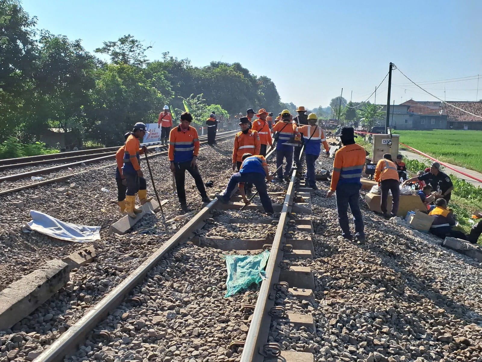 KAI evakuasi lima kereta KA Argo Bromo Anggrek yang anjlok di Pegadenbaru, Subang, Sabtu (2/8).