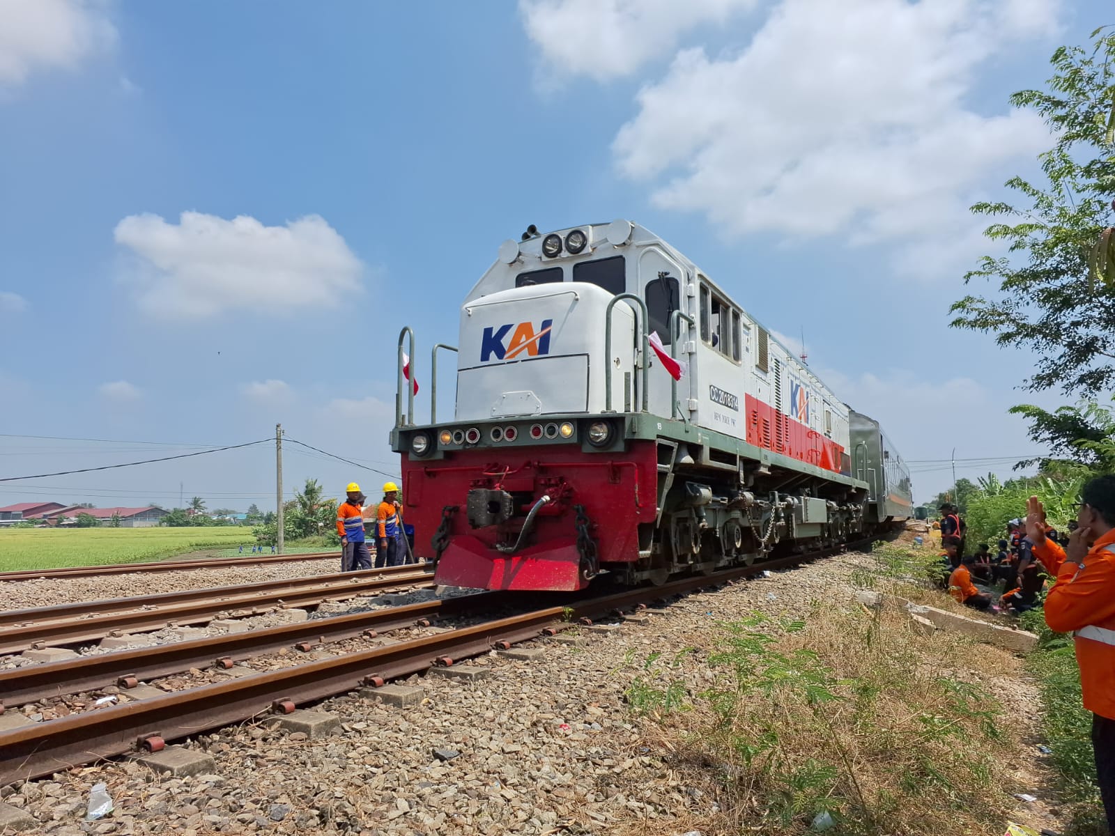 Kereta api sudah bisa melintasi jalur emplasemen Stasiun Pegadenbaru, Subang, Jawa Barat usai KA Argo Bromo Anggrek yang anjlok dievakuasi, Sabtu (2/8).