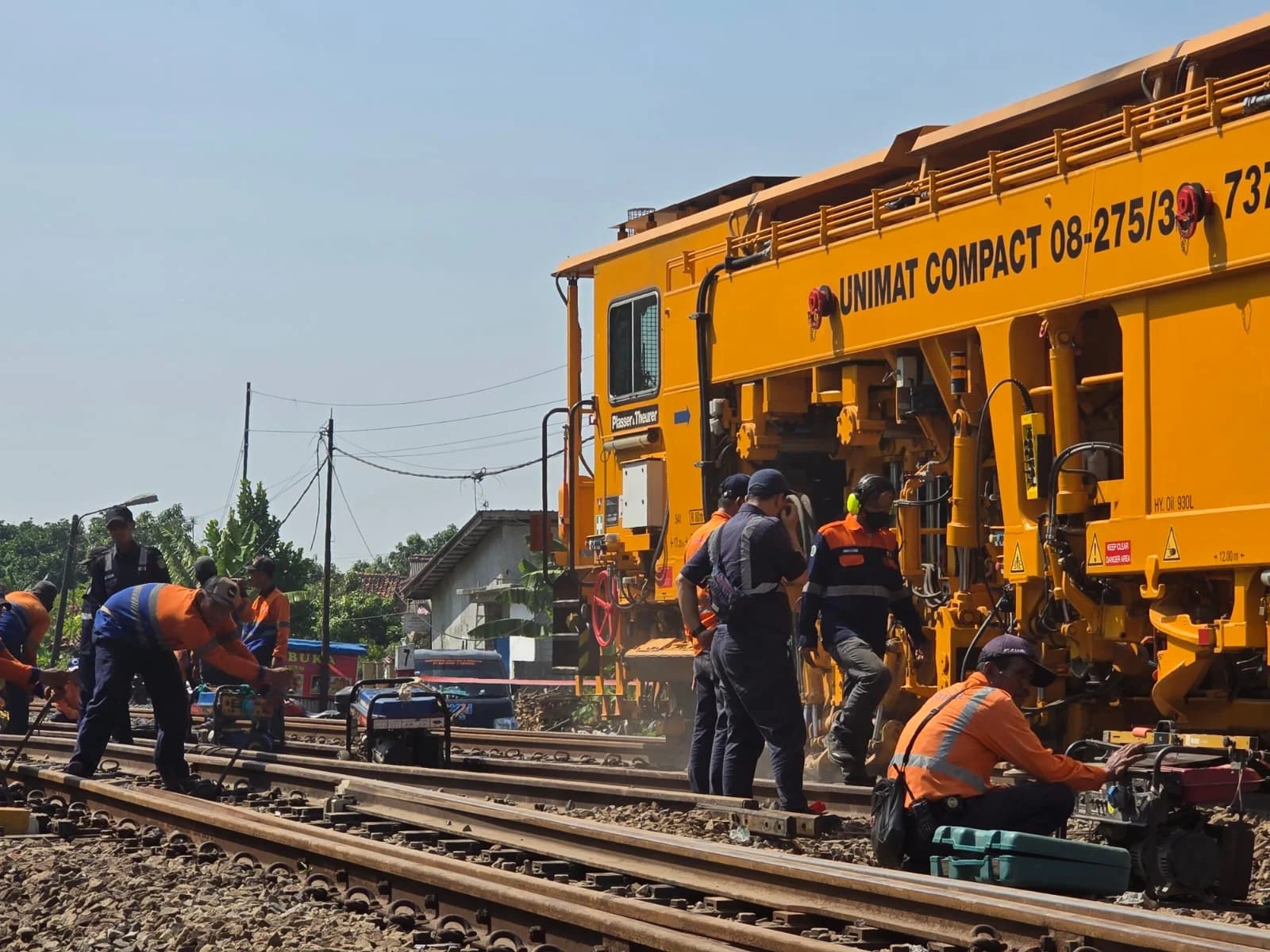 Langkah cepat PT KAI dan DJKA mempercepat evakuasi KA Argo Bromo Anggrek yang anjlok di emplasemen Stasiun Pegadenbaru, Subang.