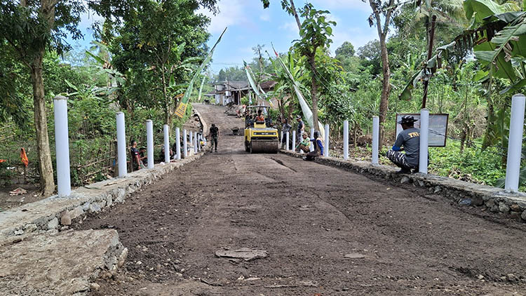 Berkat kerja keras prajurit TNI dan warga, jembatan penghubung antardesa di Siliragung sudah hampir selesai, Sabtu (2/8).