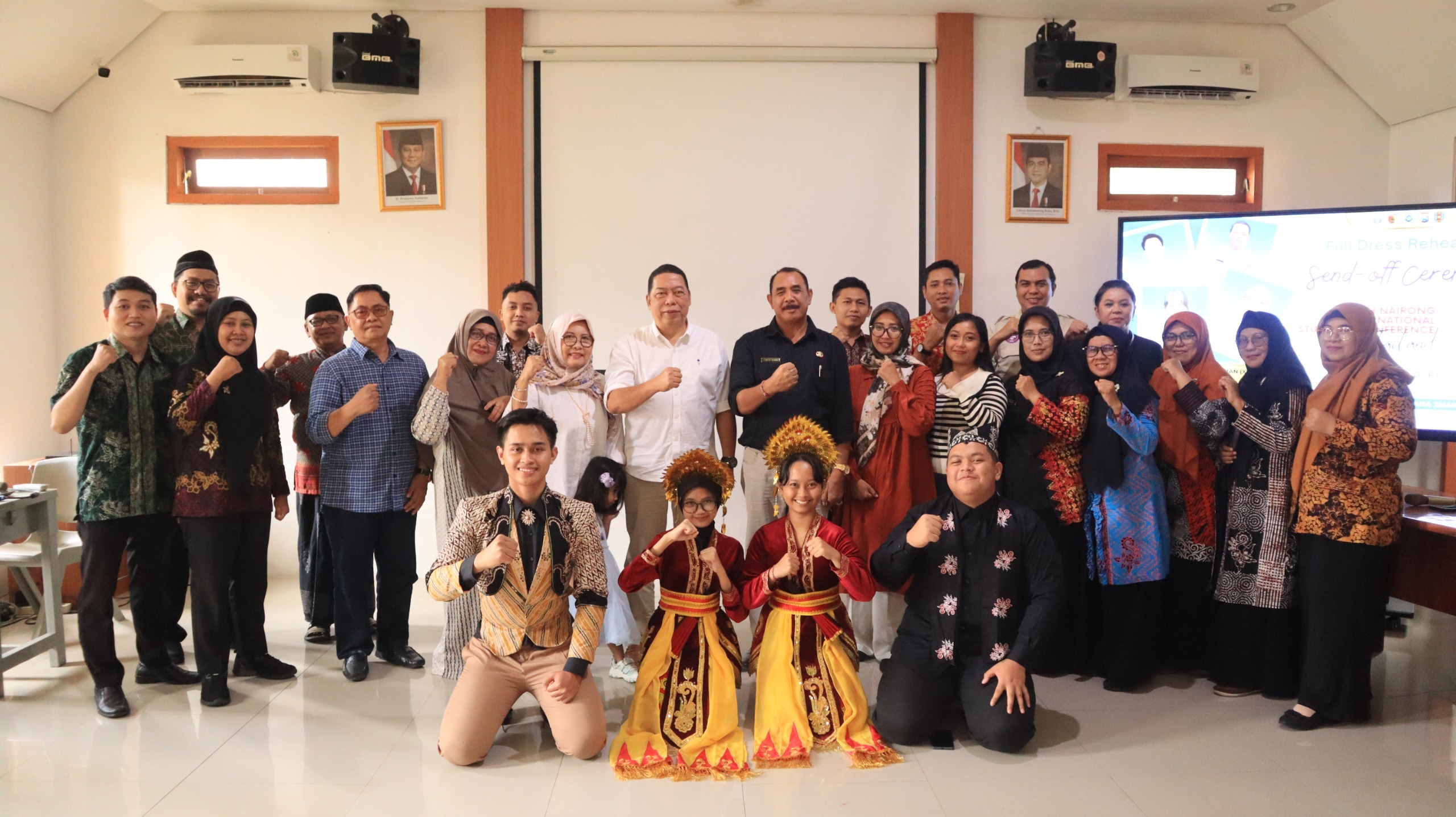 DUTA SEKOLAH : Empat siswa Smagi Taruna Bangsa dalam acara pelepasan mengikuti Nairong International Student Conference (NISC) di Bangkok Thailand pada 4-8 Agustus mendatang