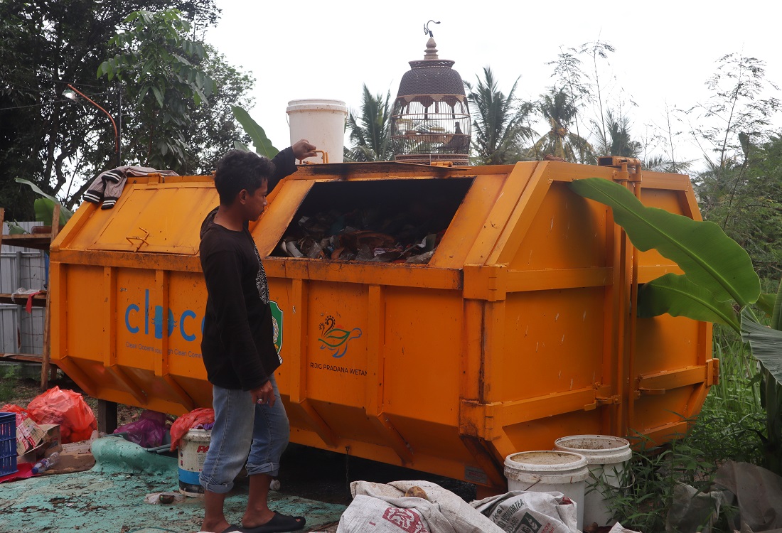 Kepala Tempat Pengelolaan Sampah Nanang Fatkhurohman menunjukkan TPS yang sudah penuh.