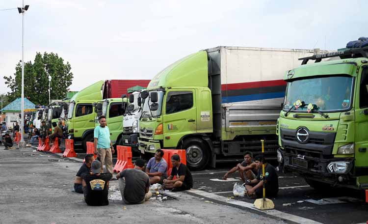 Sopir kendaraan logistik bercengkrama di Dermaga Bulusan Banyuwangi.