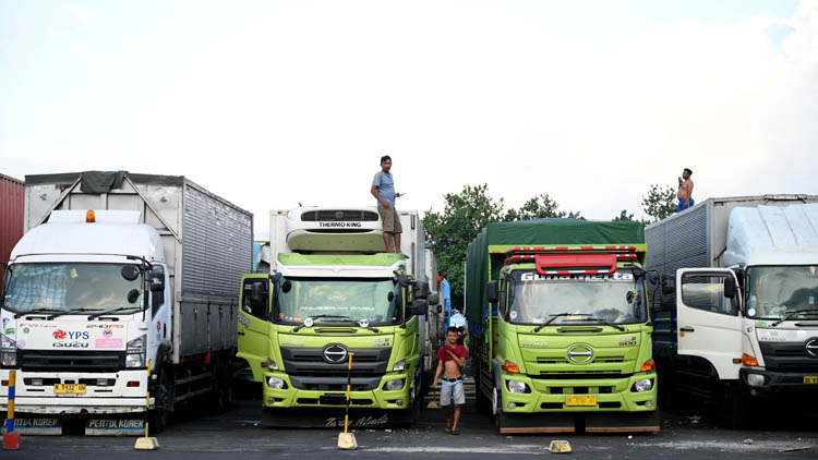 Truk-truk harus rela antre lebih lama di Dermaga Bulusan sebelum masuk ke kapal.