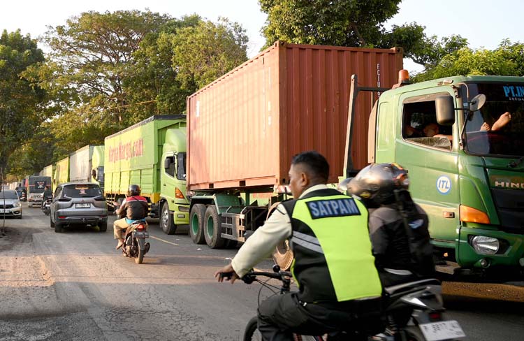 Kendaraan besar masih memenuhi jalan menuju Pelabuhan Ketapang Banyuwangi.