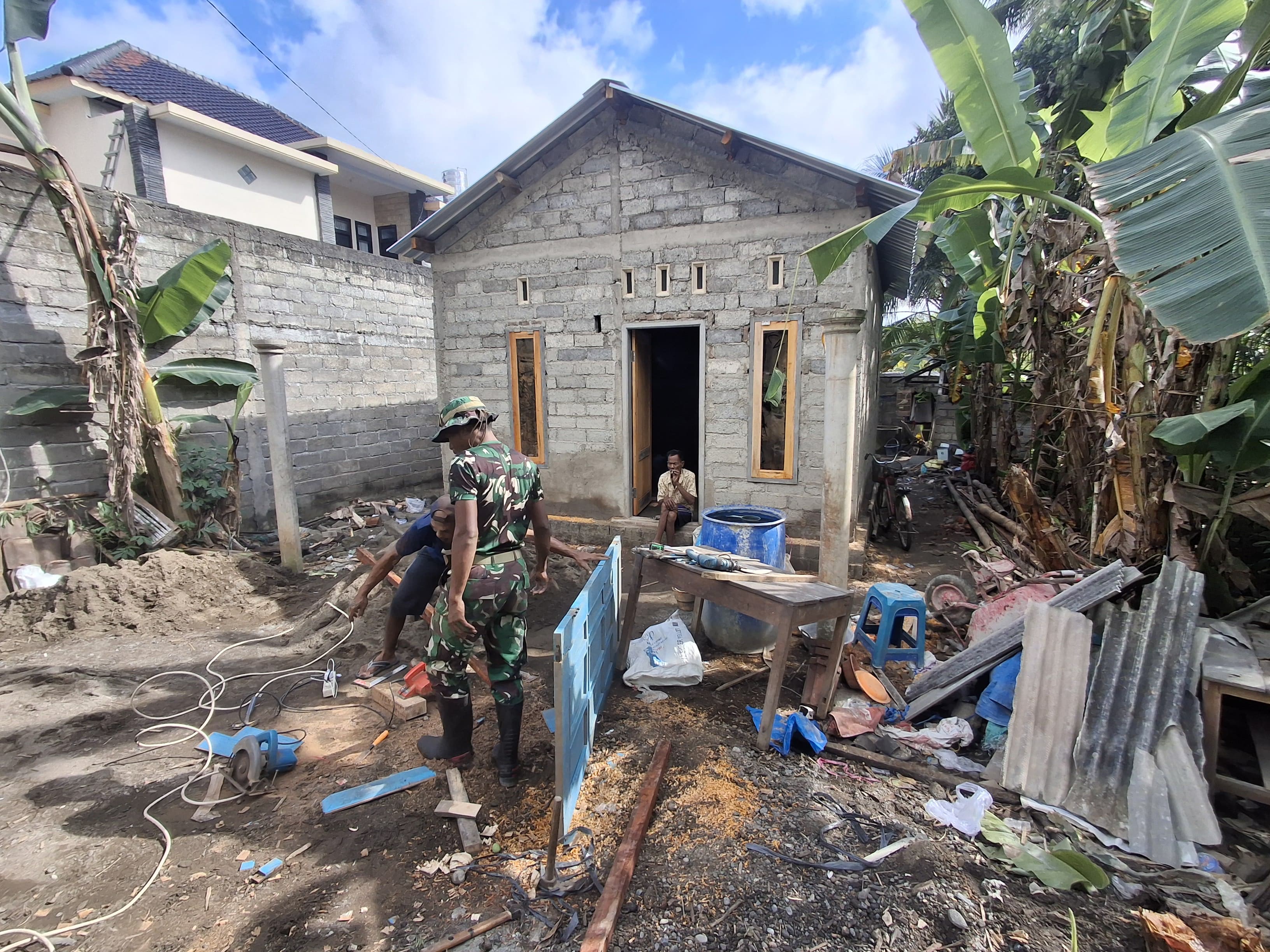 Rumah Jemirin yang dulunya reyot, kini terlihat kokoh berkat program TMMD ke-125 Banyuwangi di Desa Kesilir, Siliragung.