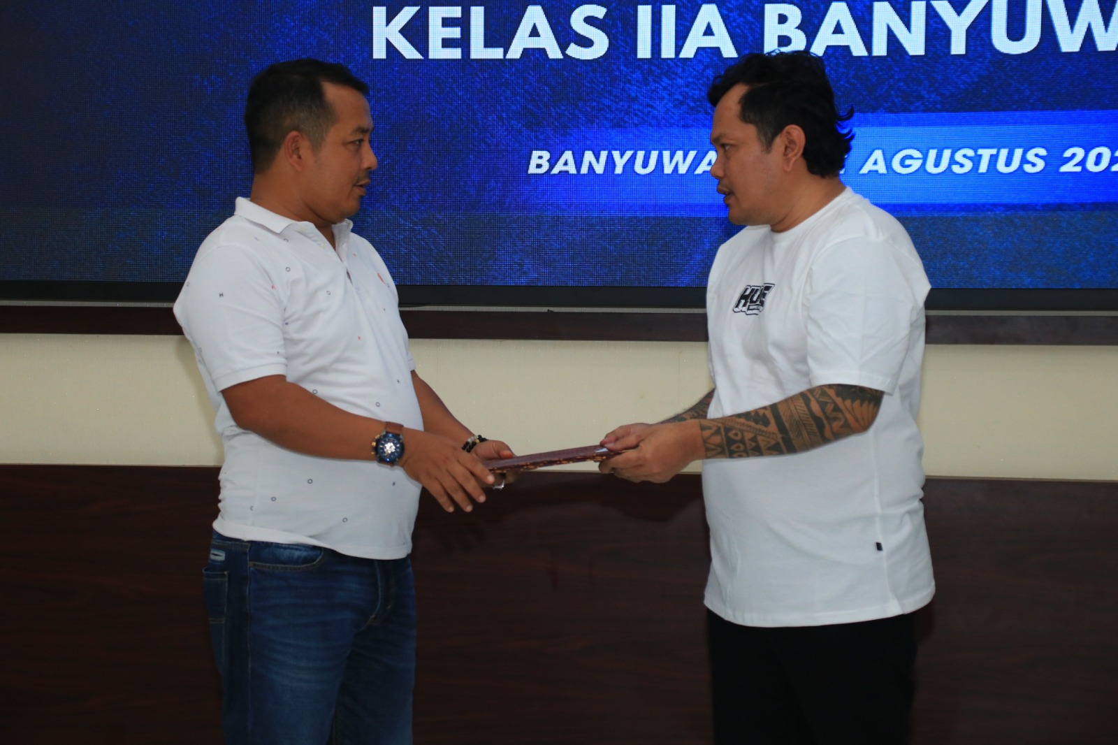 Kepala Lapas Kelas II A Banyuwangi, I Wayan Nurasta Wibawa (kiri) menyerahkan surat keputusan amnesti kepada napi narkoba berinisial WH.