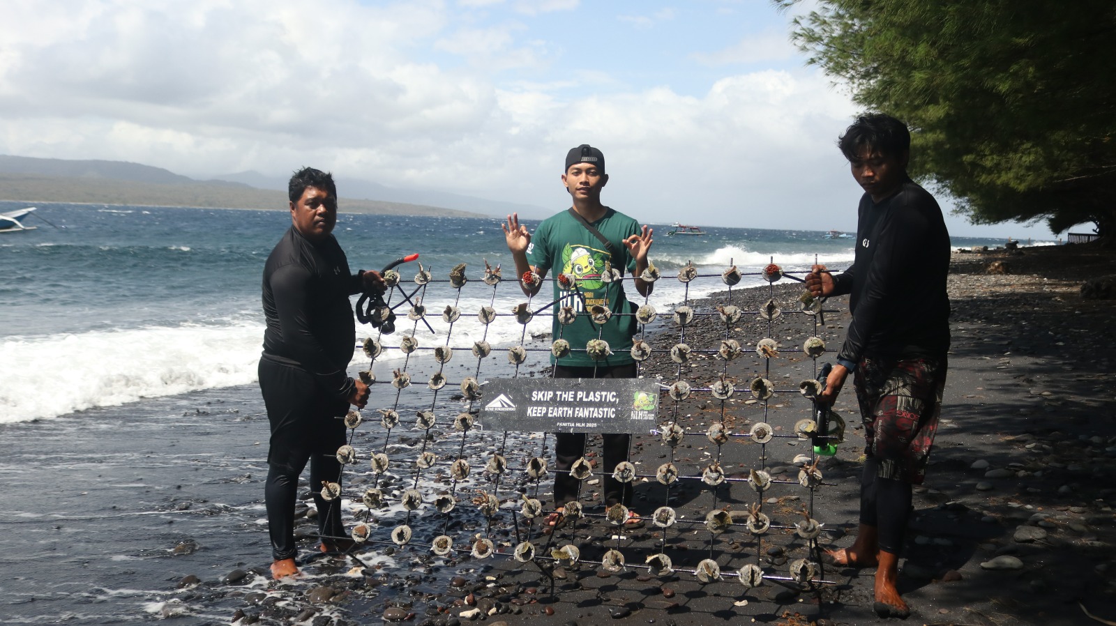 Karyawan PT BSI bersama nelayan akan menanam rangkaian terumbu karang di GWD.