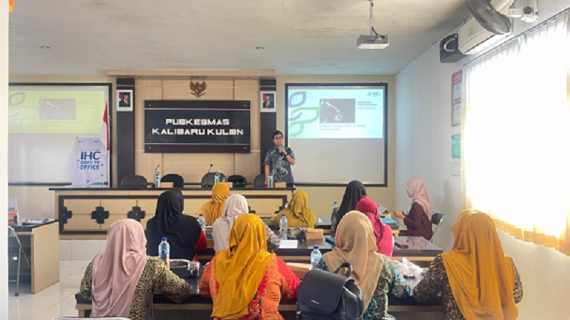 dr Royan Mechi V, Sp.OG dari RSU Bhakti Husada Krikilan memberikan materi di acara Bimtek kepada bidan di wilayah Puskesmas Kalibaru.