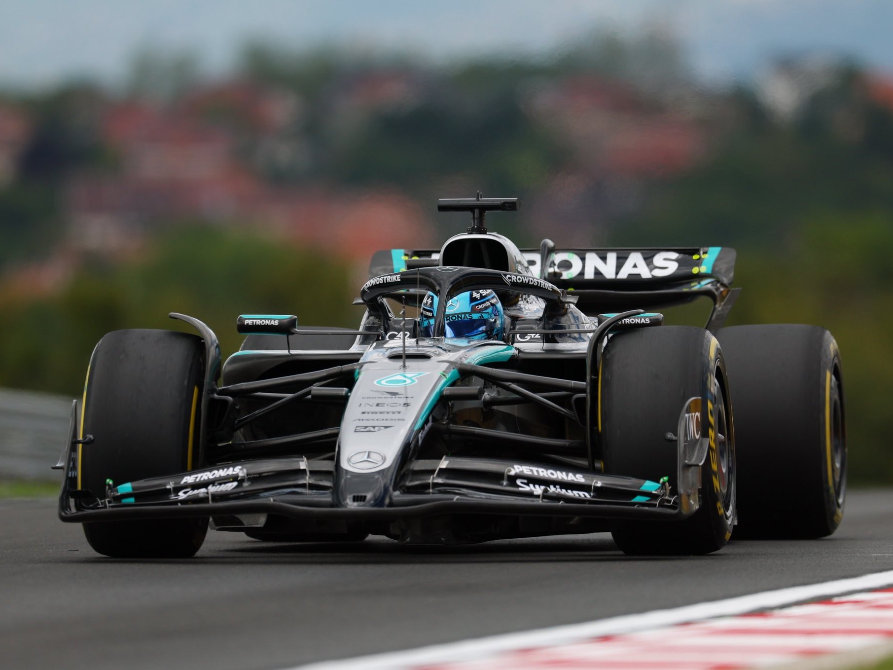George Russell rebut podium di GP Hungaria lewat duel sengit lawan Charles Leclerc.